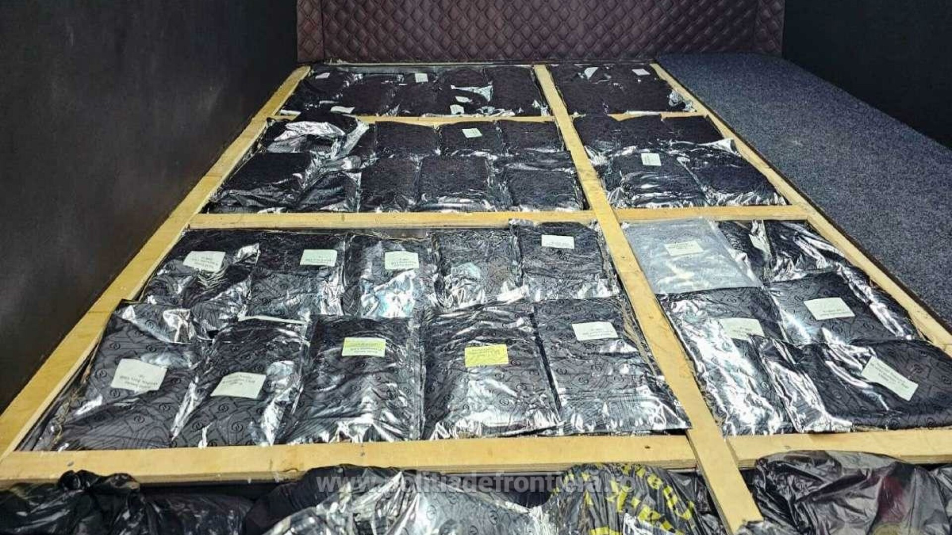 Descoperire de 120.000 de euro în Iaşi. Ce au găsit polițiștii de frontieră într-un microbuz care voia să intre în țară. FOTO