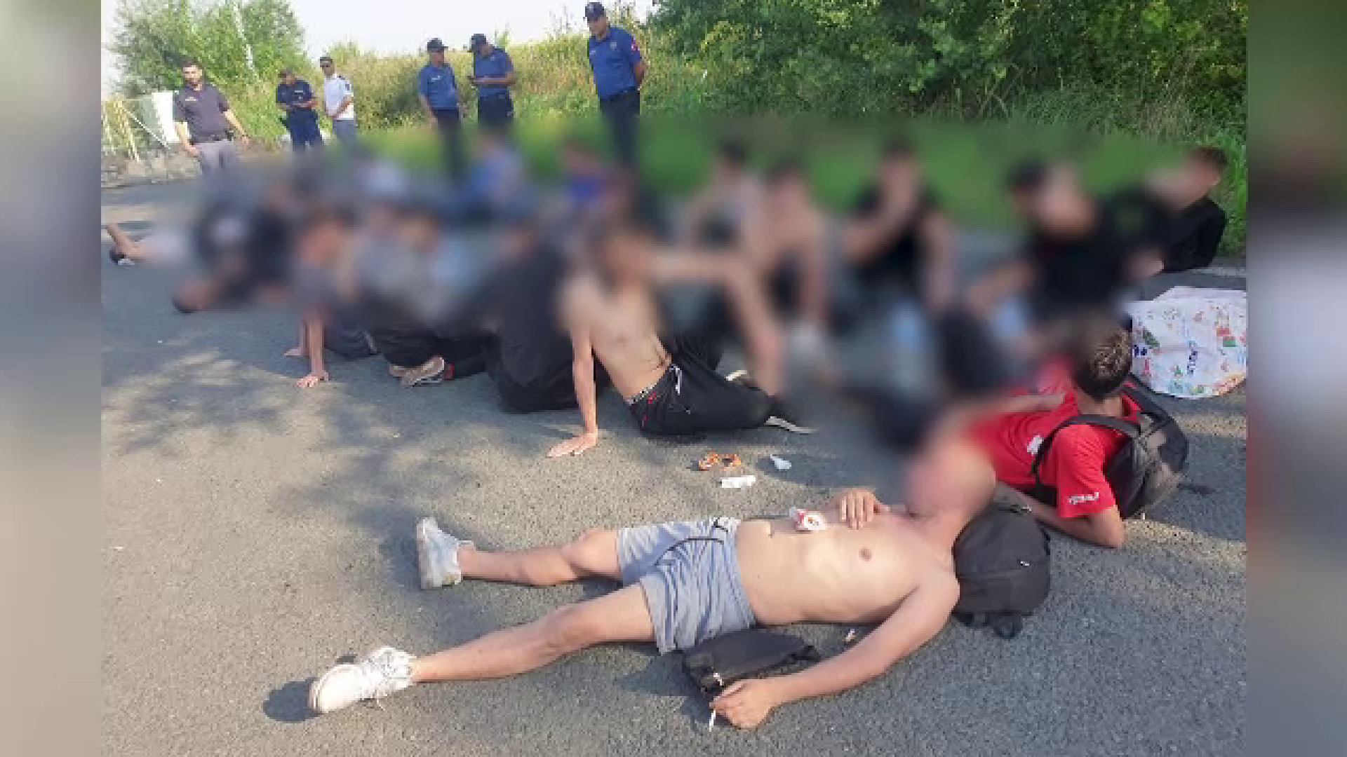 Zeci de migranți au fost găsiți într-un TIR, la Vama Nădlac, pe o căldură înăbușitoare. Oamenii erau deshidrataţi şi speriaţi