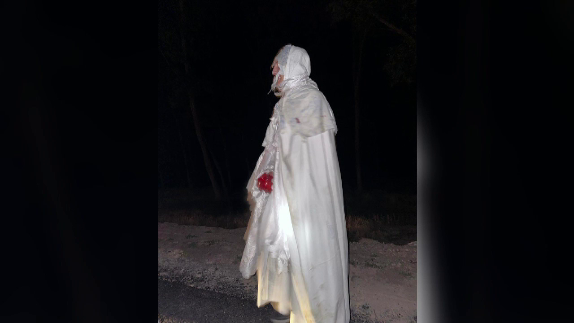 A sunat la 112 și a povestit îngrozită că i-a apărut în față un strigoi cu o lumânare în mână. Poliția a rezolvat rapid cazul