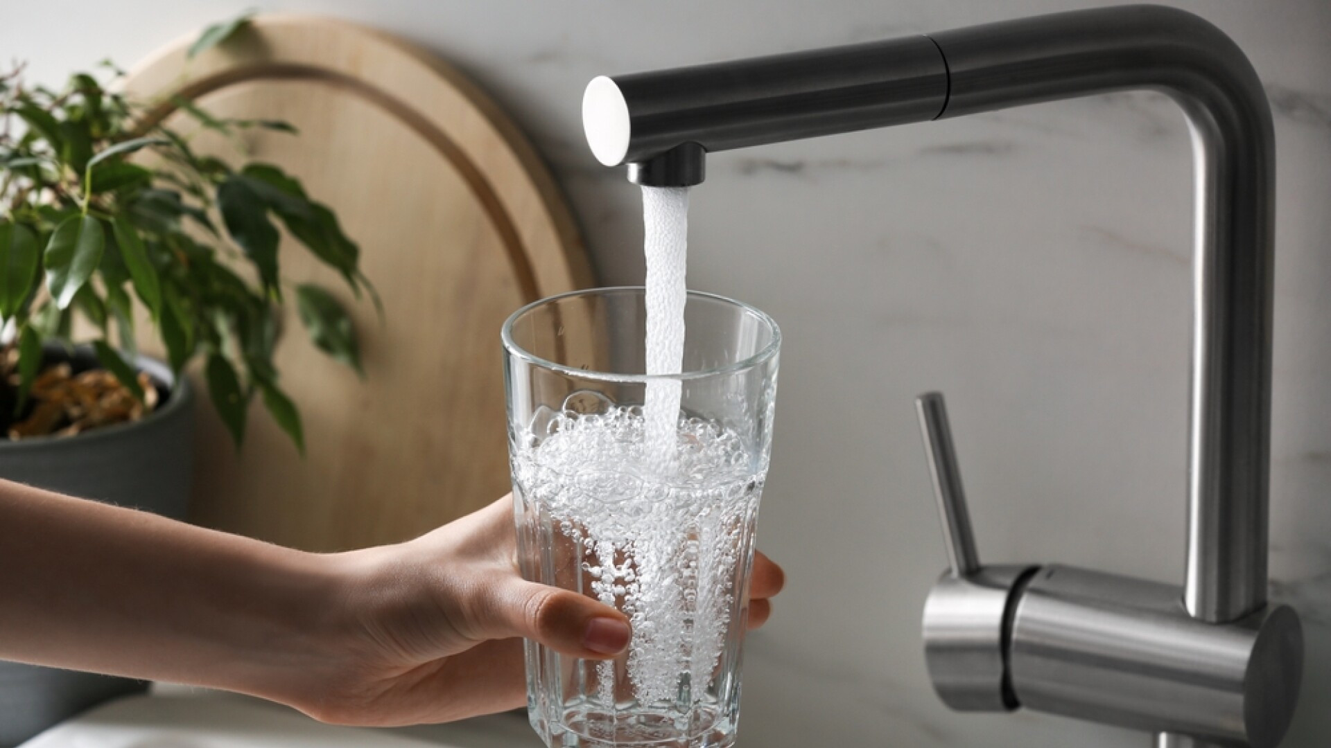 A treia zi consecutivă fără apă în cel mai mare cartier din Piatra-Neamţ şi în trei comune. Autoritățile anunță noi avarii