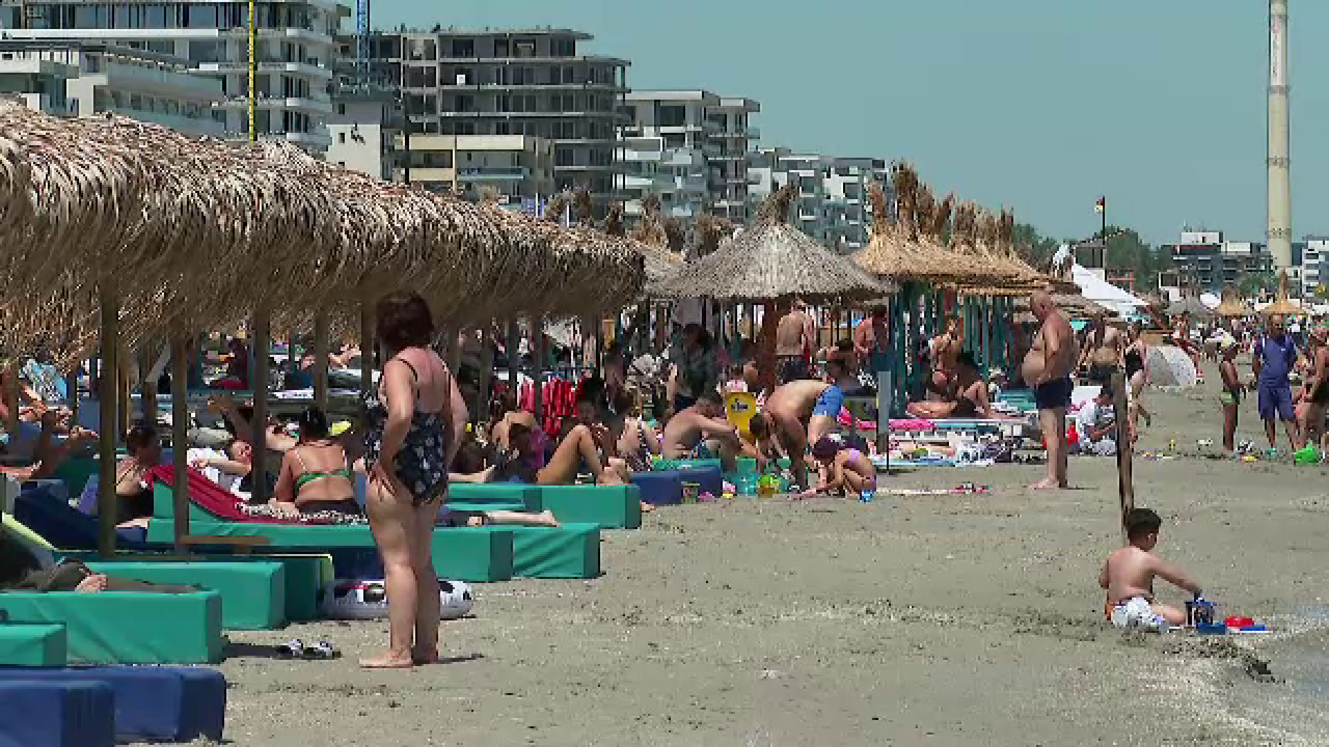 Vacanța pe litoral este mai scumpă. Câți bani scot din buzunar turiștii pentru o noapte de cazare și un șezlong pe plajă