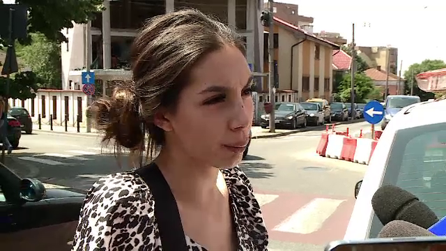 Ce spune eleva din Craiova, după ce a fost bătută de un coleg înainte de prima probă a examenului de Bac: „Mi-a vorbit urât”
