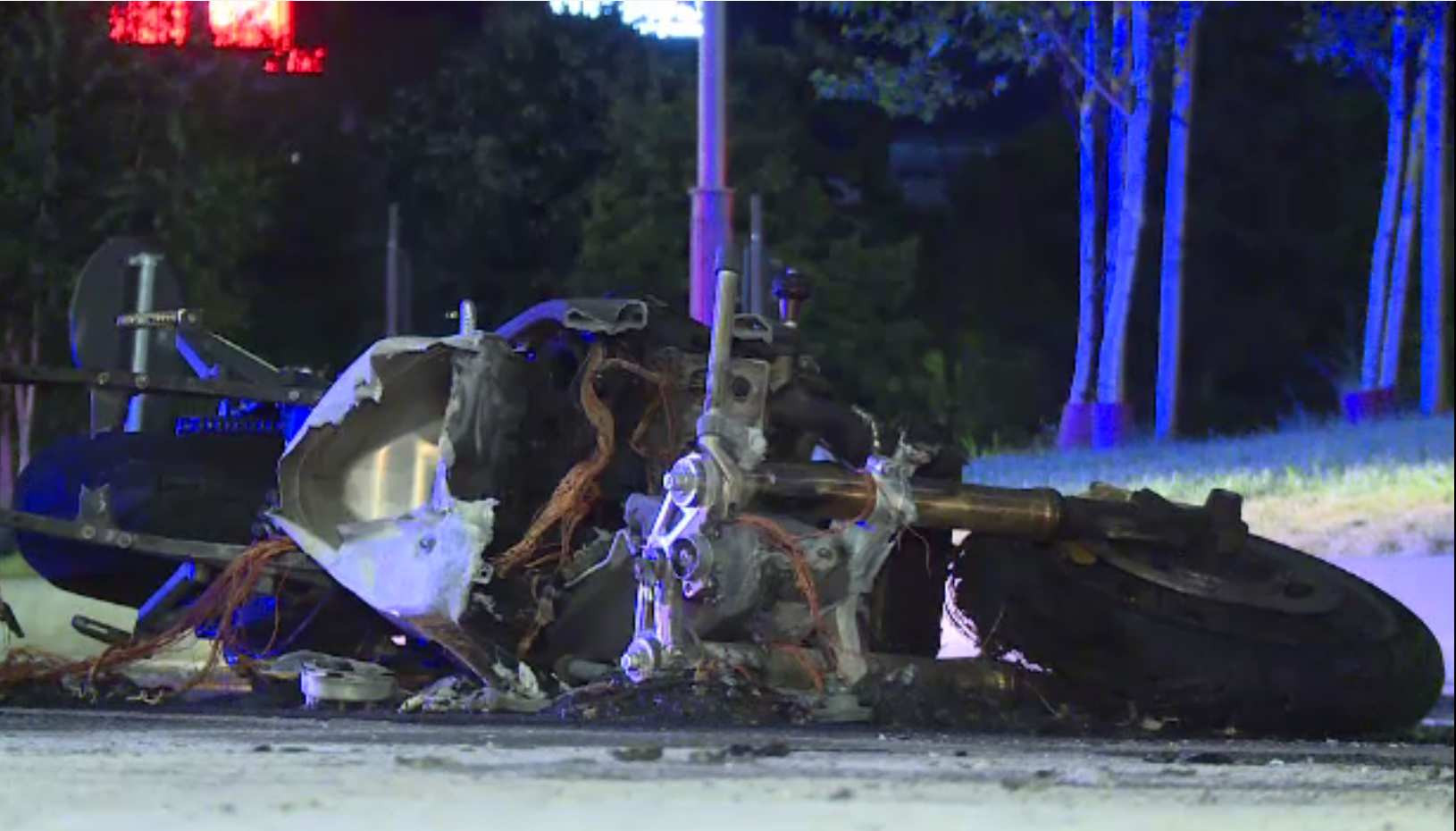 Motocicletă electrică, mistuită de flăcări în centrul Capitalei. Ce făcuse cu puțin timp înainte conducătorul ei