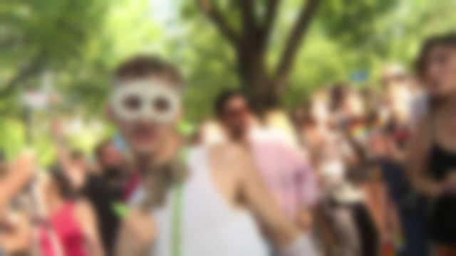 „Să-l dezbrăcăm să vedem dacă are tanga pe el”. Un tânăr din comunitatea LGBTQ+ susține că a fost batjocorit de polițiști