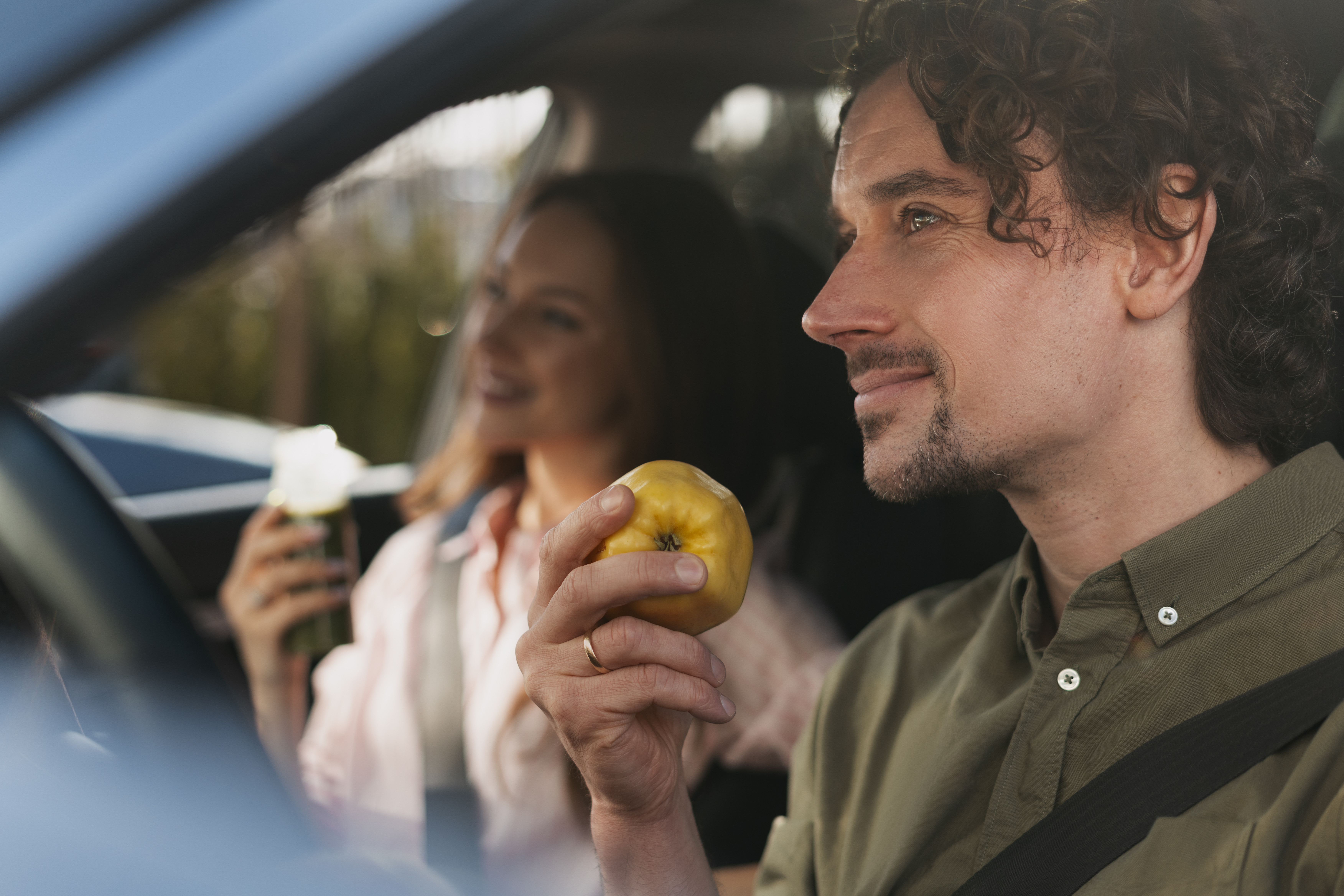 Ce să mănânci când călătorești? Gustări simple și sănătoase pentru drum