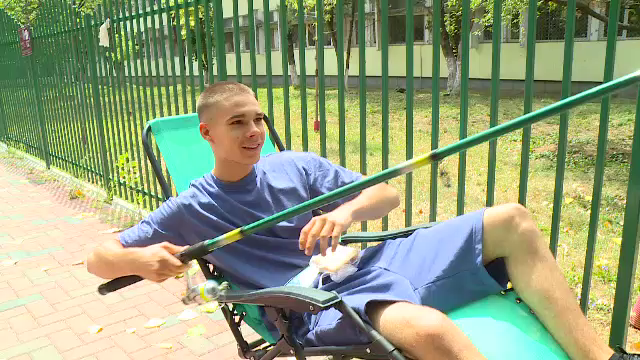 A ieșit de la BAC și s-a apucat să „pescuiască” în fața liceului. Reacția neașteptată a unui tânăr, după examen