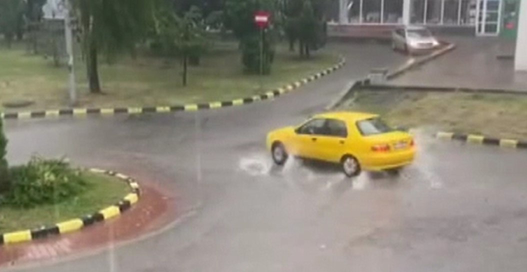 Ce a făcut un șofer începător în timp ce afară era Cod Roșu de vreme rea. Acum este căutat de poliție