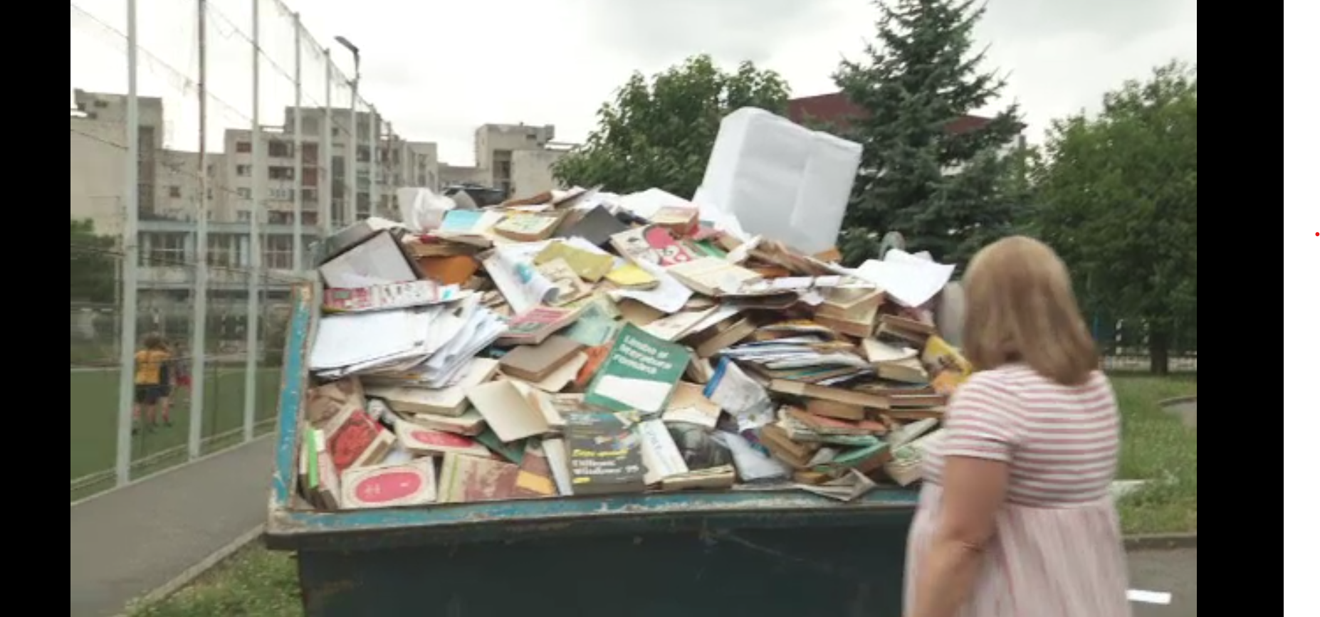 Revoltă pe rețelele sociale după ce au apărut imagini cu un container plin cu cărți duse la casat, în curtea unui colegiu