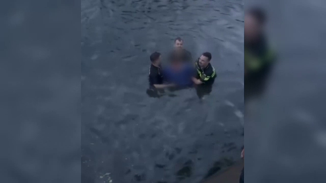 Un bărbat a atacat echipajul ambulanței care îl ducea la spital și apoi s-a aruncat în râul Dâmbovița