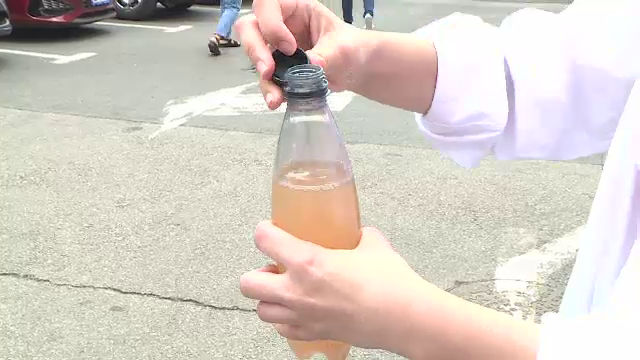 Dopurile atașate au devenit obligatorii pentru toate PET-urile. Motivul pentru care s-a luat această măsură