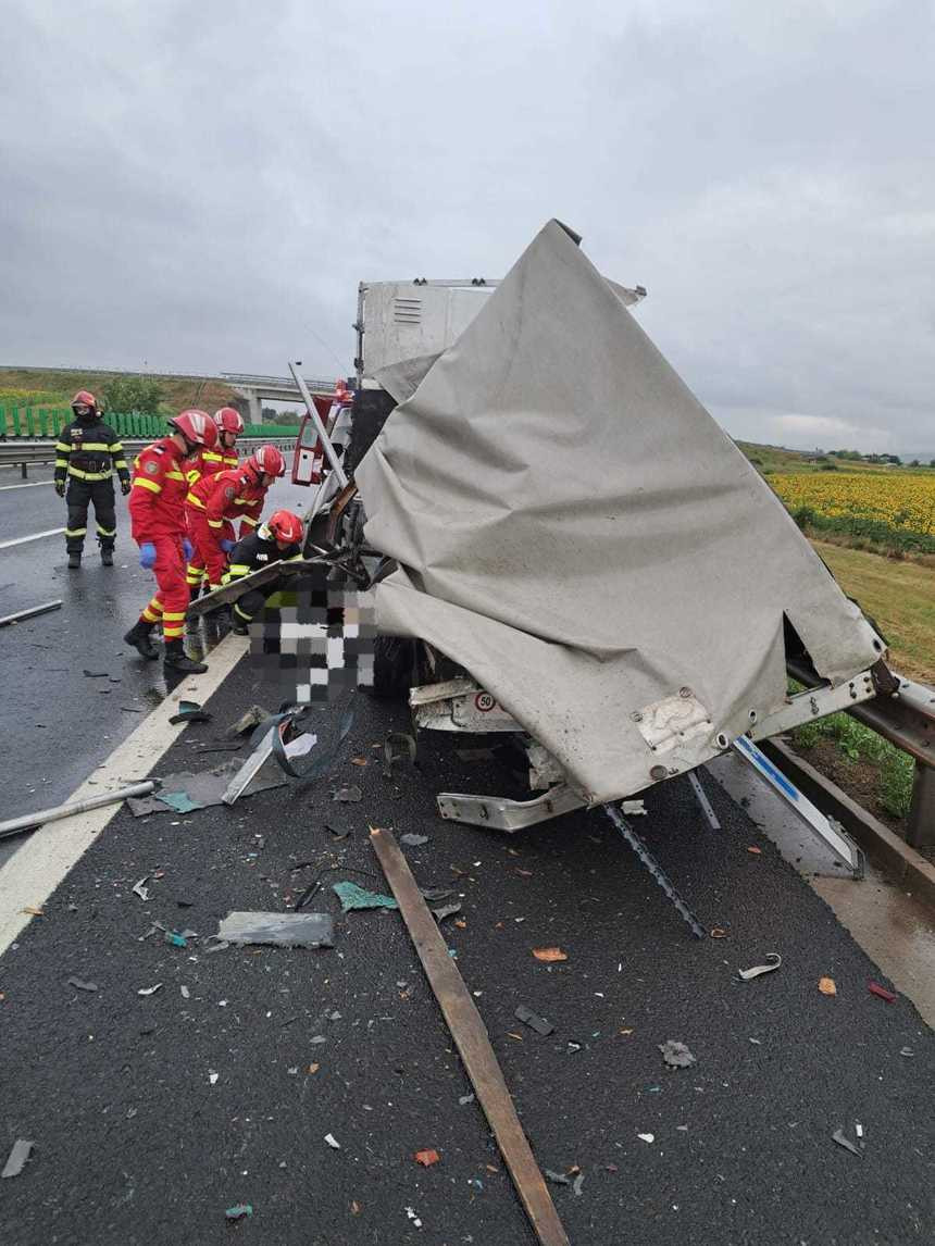Un șofer și-a găsit sfârșitul pe Autostrada Sibiu-Deva. S-a oprit pe banda de urgenţă și a fost spulberat de un camion