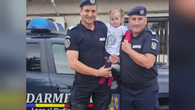 Întâlnire emoționantă în Bacău. Jandarmii au vizitat o fetiță de doi ani pe care au salvat-o de la înec