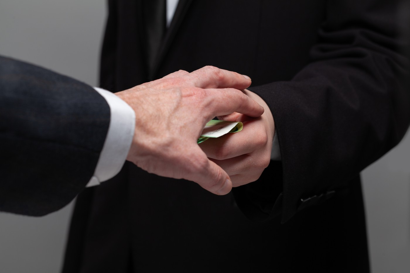 Un cunoscut om de afaceri român, prins în timp ce primea șpagă pentru a interveni la Autoritatea Aeronautică Civilă