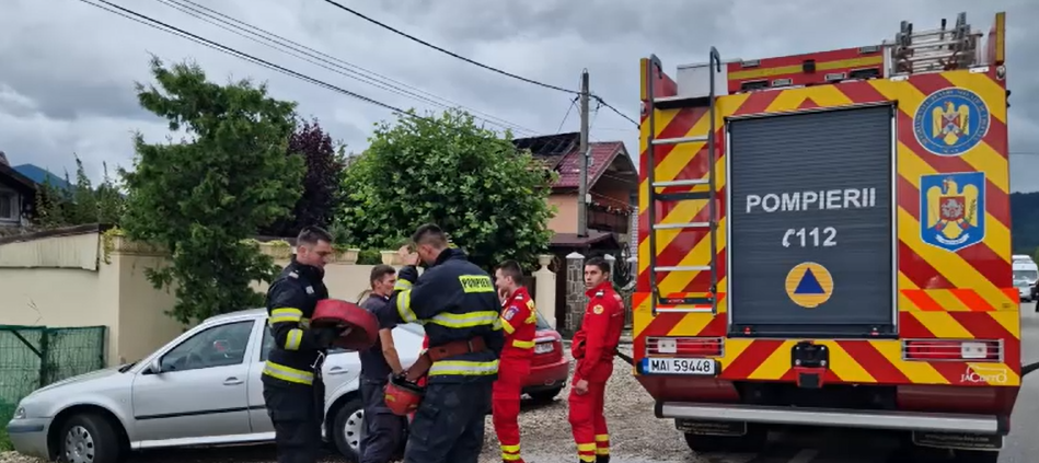 Arde acoperişul unei şcoli din judeţul Suceava. Mobilizare de forțe la fața locului