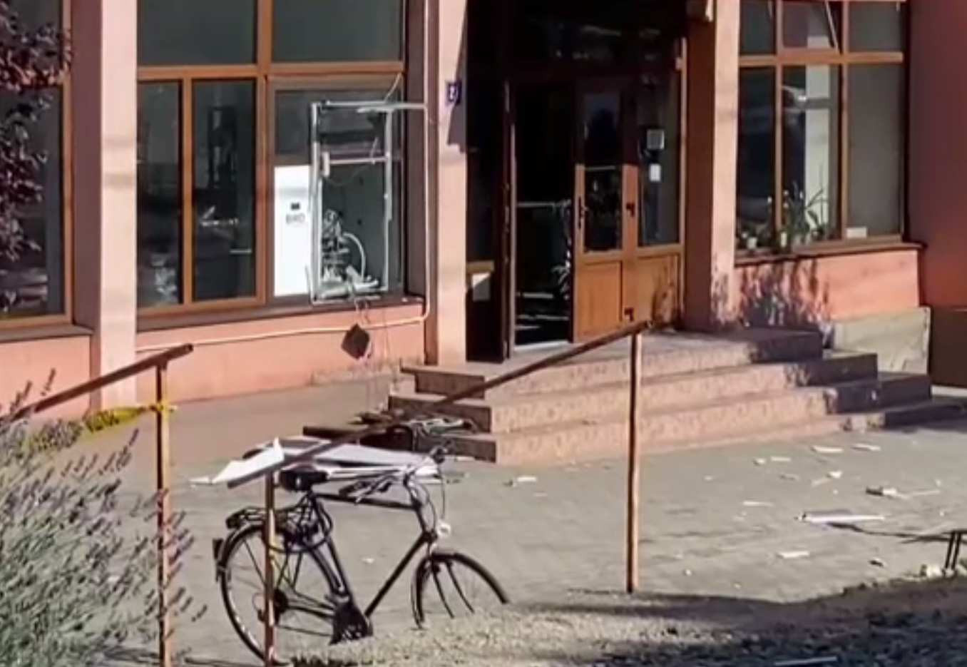 Momentul în care hoții au aruncat în aer bancomatul din Arad, cu un gaz special. Indivizii au fost prinși la graniță