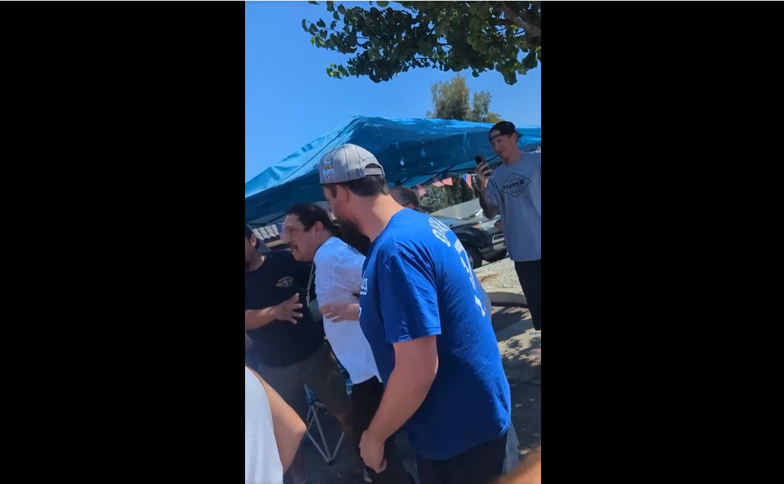 Legendarul Danny Trejo a sărit să-i dea un pumn unui bărbat, dar a ratat. Apoi s-a declanșat nebunia VIDEO