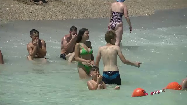 Liceenii care au scăpat de BAC au ocupat Costineștiul: ”Distracție, femei, băutură”. Ce prețuri sunt la mare