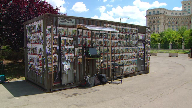Un container care reconstituie experiența traumatizantă a ostaticilor luați de Hamas a fost adus la București