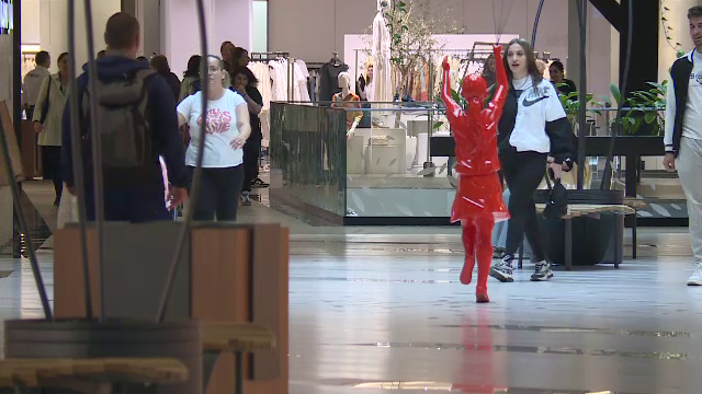 Românii cuprinși de euforia salariilor mărite au cheltuit mai mult față de anul trecut. Ce spun economiștii