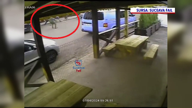 Un bărbat a ajuns la spital după ce a fost atacat de 7 indivizi cu bâte, în Suceava. Scenele șocante au fost filmate