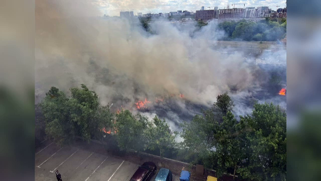 Un incendiu pornit de la o țigară a ajuns până la casele unui cartier rezidențial din Pipera. ”Dacă aveți mașini, mutați-le!”
