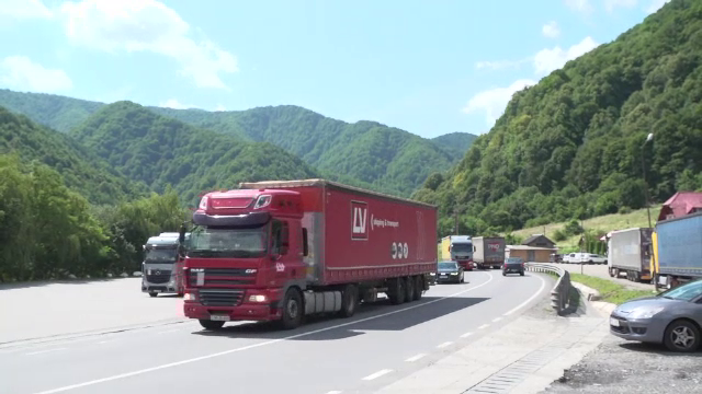 Românii aflați în vacanță la Sinaia, Bușteni și Predeal vor sta în coloană cu tirurile, după ce Valea Oltului se va închide
