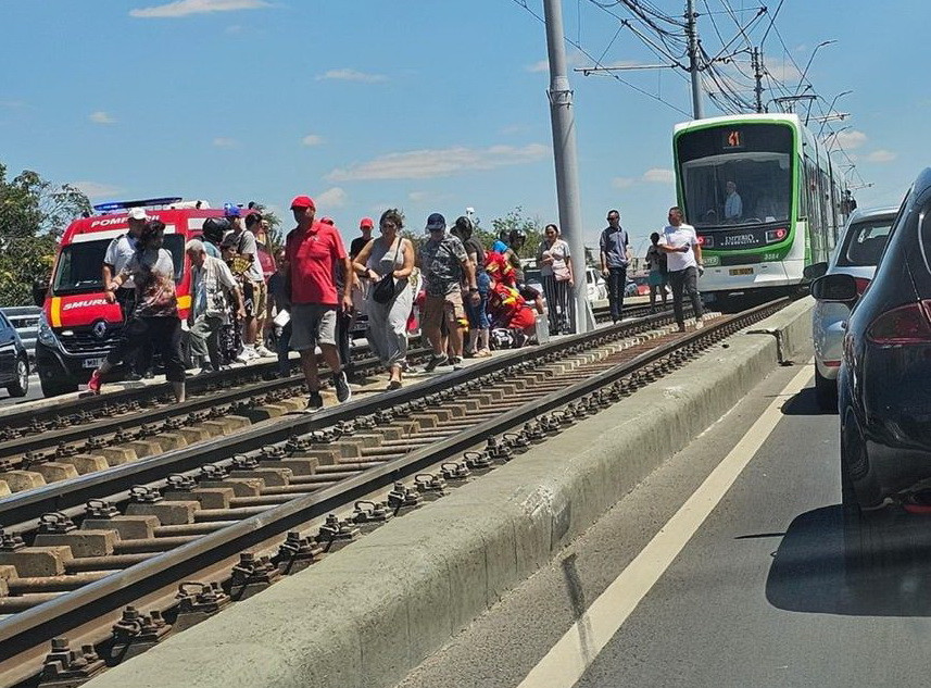 Accident grav în București. Un motociclist a murit pe Podul Grant după ce s-a izbit de bordură și a căzut pe linia de tramvai