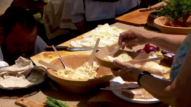 Festin culinar medieval, organizat la Cetatea Râșnov. Bucătarii pregătesc mâncare precum în Evul Mediu