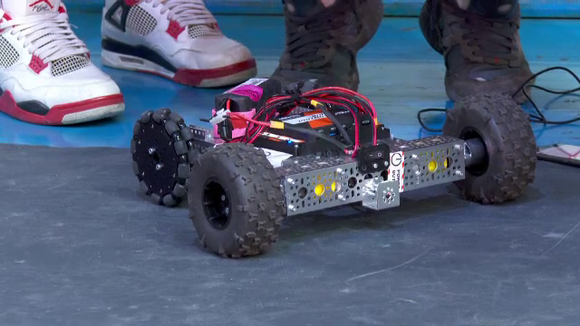 Peste 150 de elevi din mai multe județe transformă roboți în mașini de curse, la un concurs organizat la Bistrița