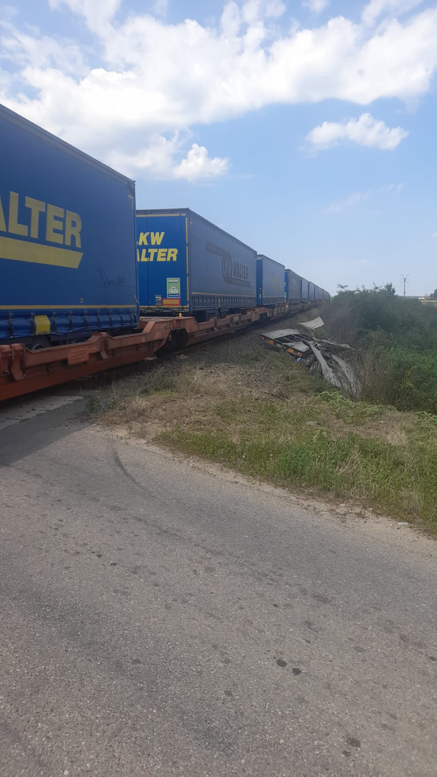 Un TIR a lovit un tren privat de marfă între stațiile Episcopia Bihor - Frontieră. Traficul feroviar a fost oprit