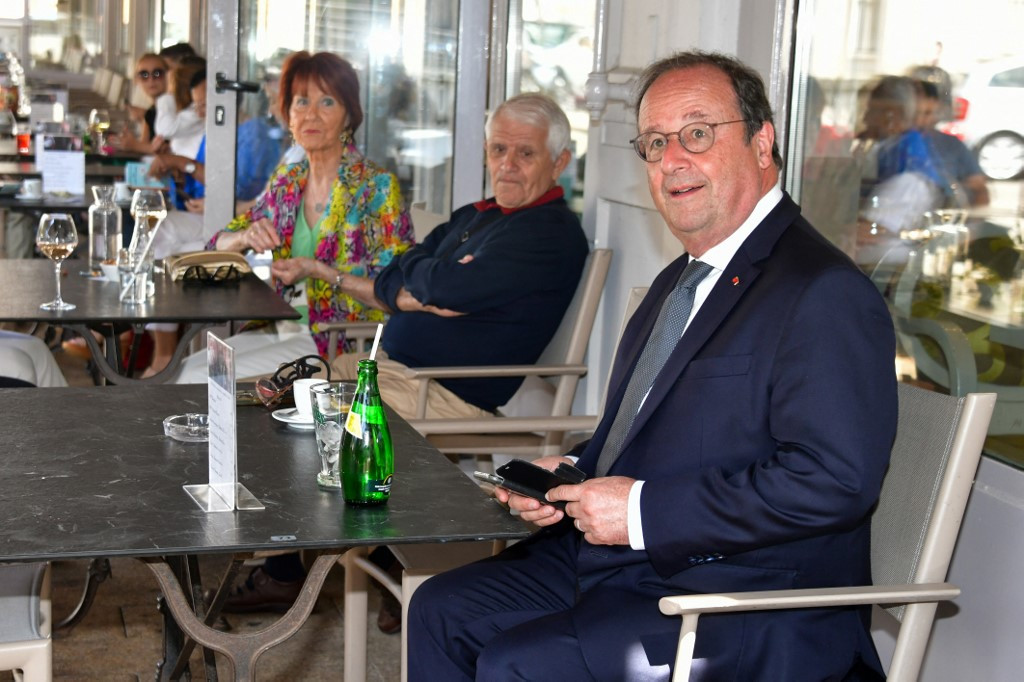 Fostul preşedinte al Franței spune că Emmanuel Macron „trebuie să îşi încheie mandatul”