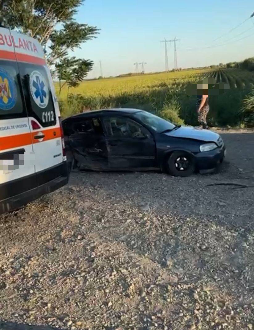 Accident teribil în Vrancea: O tânără de 22 de ani a murit şi trei persoane, între care un copil de 4-5 ani, au fost rănite