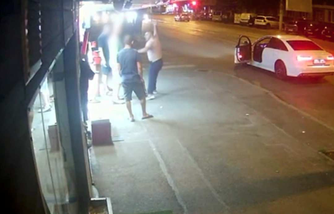 Momentul în care bărbatul din București a fost înjunghiat în fața unui magazin. Agresorul a coborât din mașină și l-a atacat