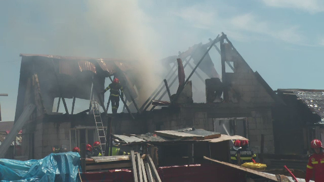 Casa pe care încearcă să o construiască cu banii munciți în străinătate le-a luat foc de două ori. Cum au pornit incendiile