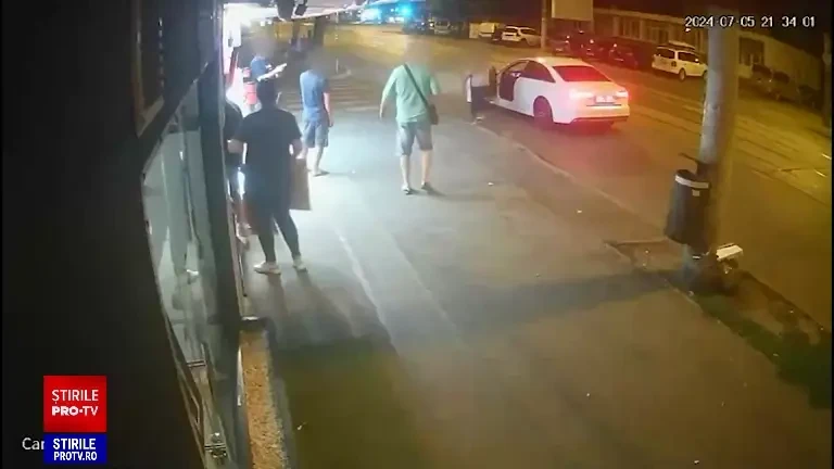 Un bărbat a fost înjunghiat pe o stradă din București, în urma unui scandal. Scenele șocante au fost surprinse de camere