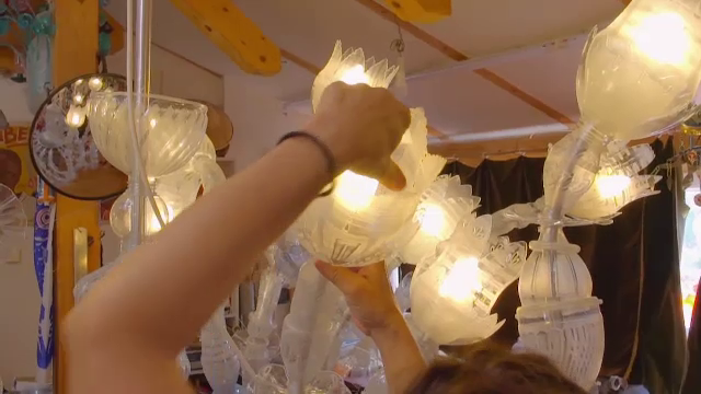 Creatoarea care transformă PET-urile aruncate în opere de artă