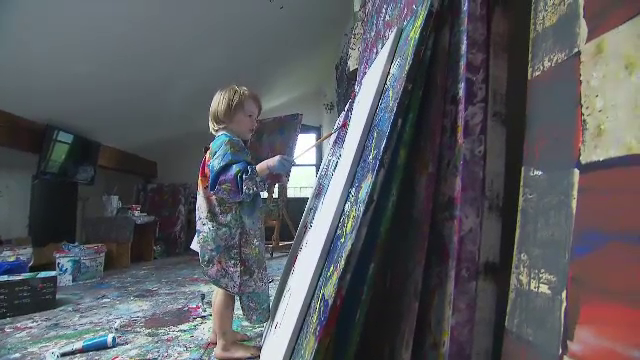 Poartă scutec, dar creează tablouri care se vând cu mii de euro. Ce pictează ”micul Picasso”