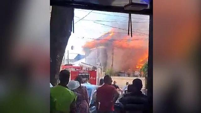 Flăcări uriașe în Tecuci: două clădiri au ars. Au intervenit pompieri din localități învecinate