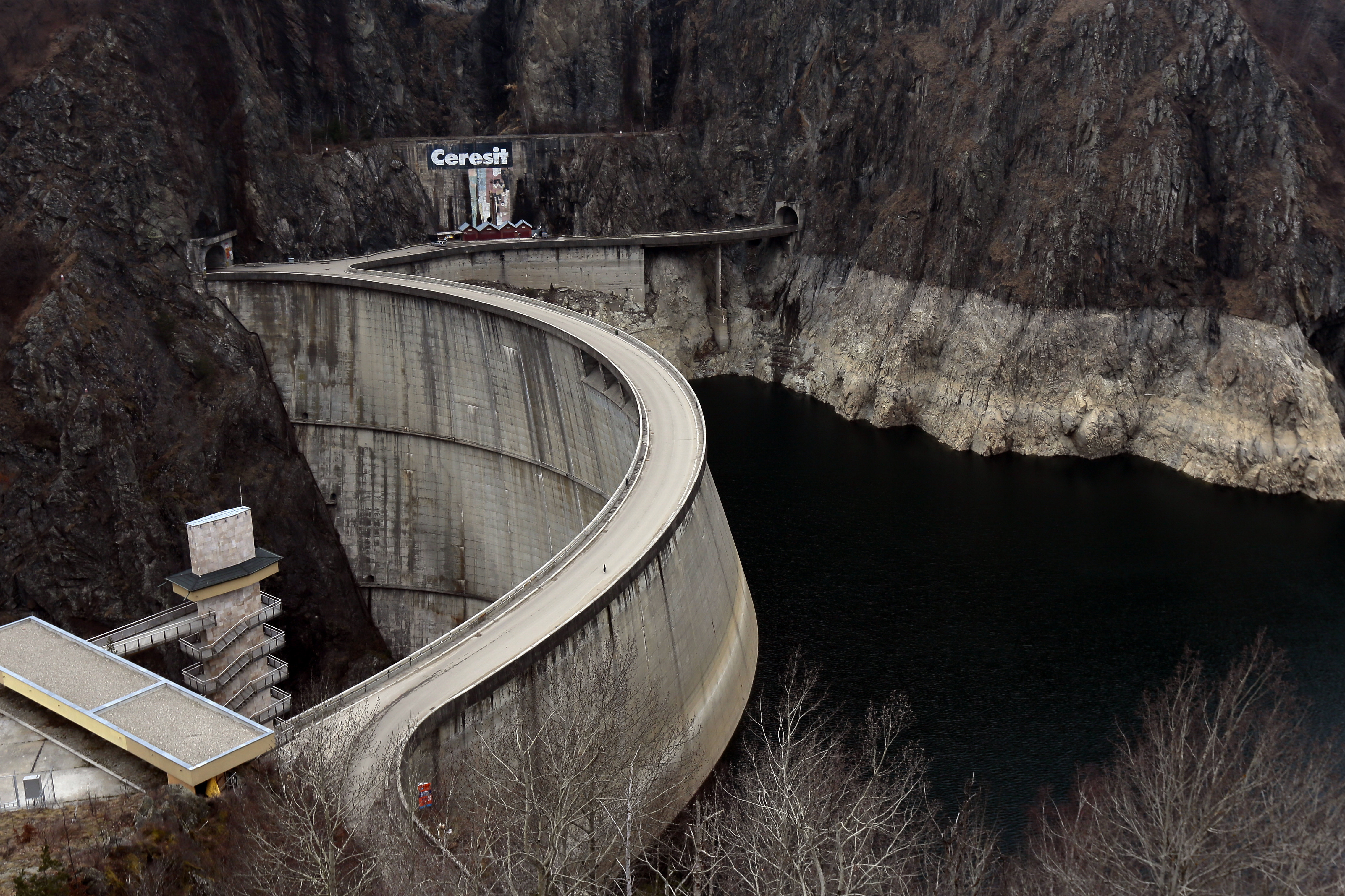 Lacul Vidraru, una dintre cele mai spectaculoase construcţii din Europa. Ce se află pe fundul lacului și ce spune legenda