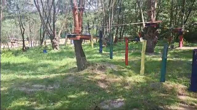 Patru copii au fost răniţi într-un parc de distracţii din Hunedoara, după ce s-a rupt cablul unei tiroliene