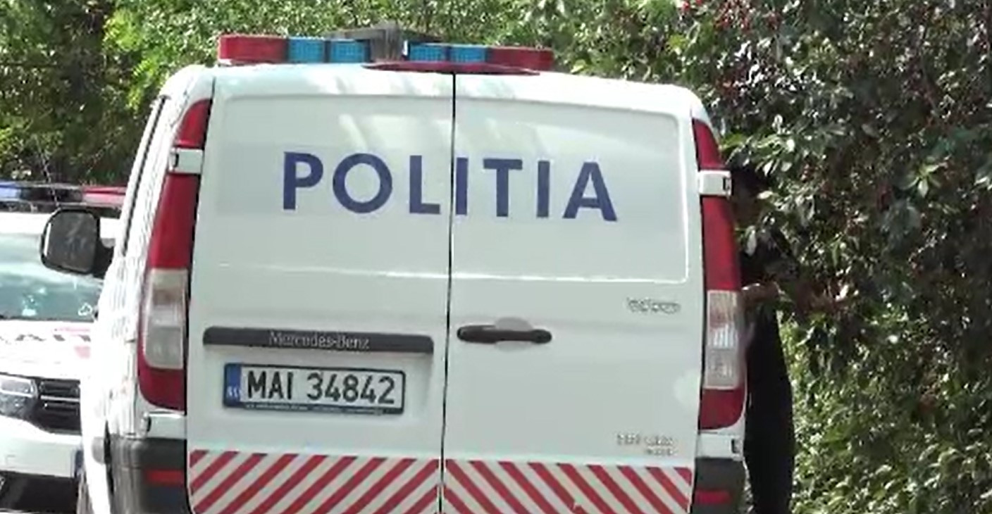 Un craniu şi mai multe fragmente osoase, găsite pe un drum din Vrancea. Poliţiştii au deschis o anchetă