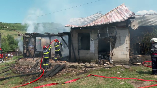 Ce au făcut oamenii dintr-o localitate din Bistrița-Năsăud când au văzut că a luat foc casa vecinului lor
