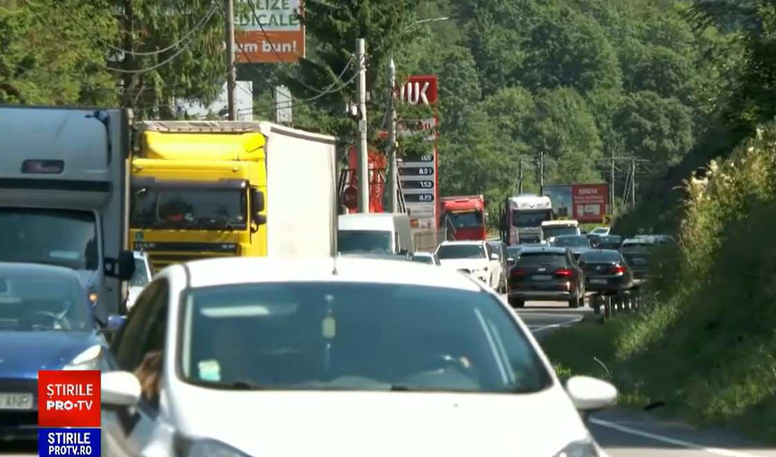 Trafic intens pe Valea Prahovei: coloane de 5 km în zona Posada, Sinaia și Bușteni. Rute alternative