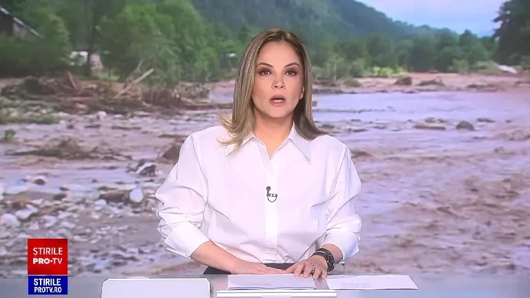 Șase oameni, printre care doi copii, au fost salvați de pompieri din calea unei viituri, în Suceava