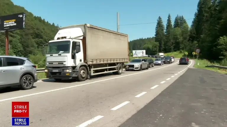 Haos pe DN1, după ce Valea Oltului s-a închis. Mașinile au format coloane de kilometri întregi. „O bătaie de joc”
