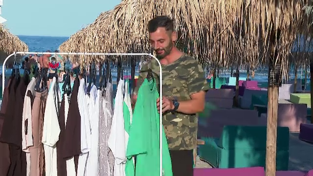 Tot mai mulți designeri români și străini își prezintă colecțiile chiar în buza plajei. Prețurile însă nu sunt mici