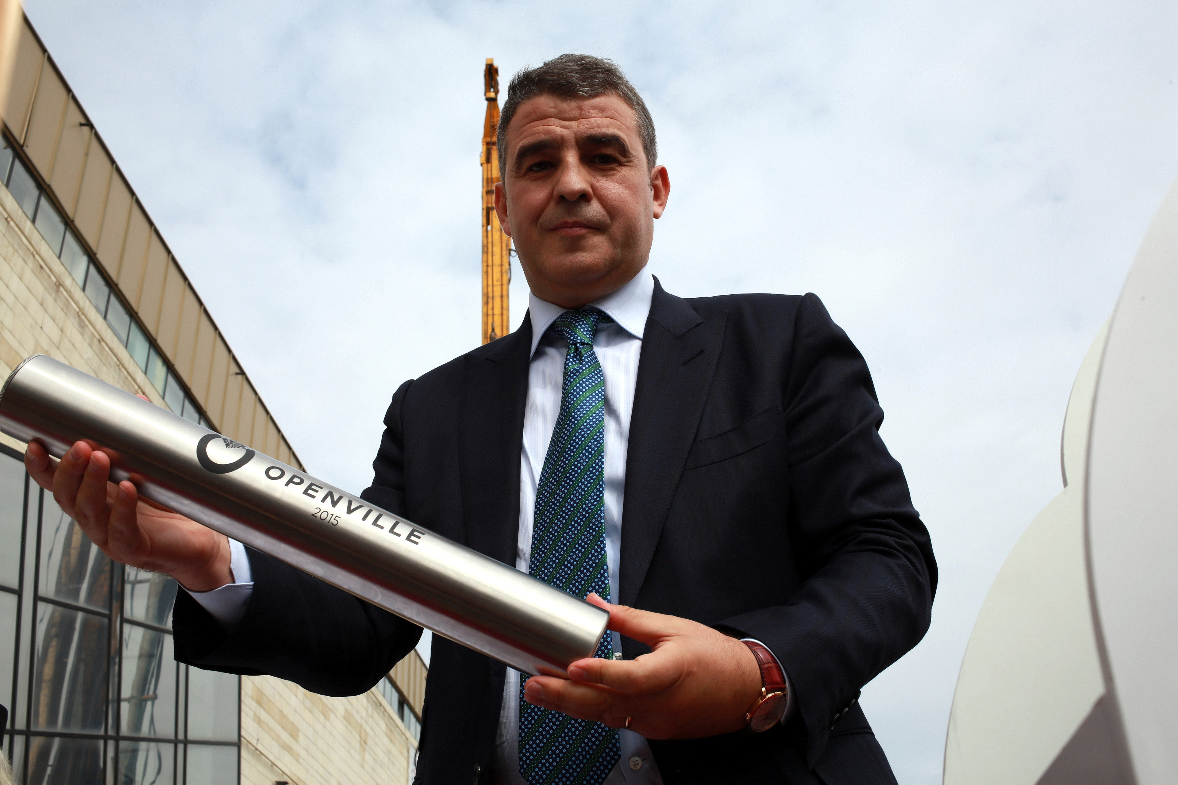 Cine este românul miliardar care tocmai a înregistrat o cifră enormă cu afacerile sale. Are cinci mall-uri în România