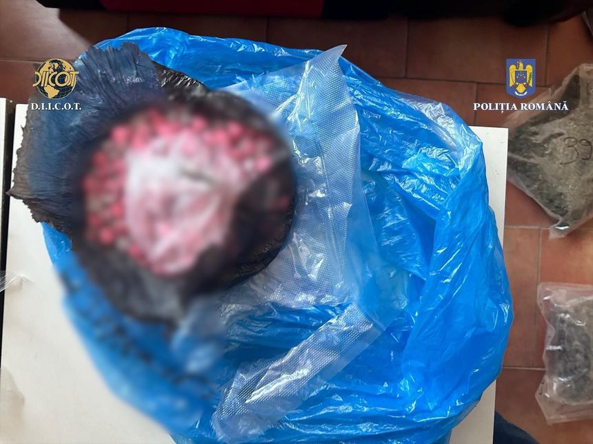 Un dealer din Arad a fugit în timpul flagrantului. A încercat să vândă 770 de comprimate ecstasy şi 2 kg de cannabis