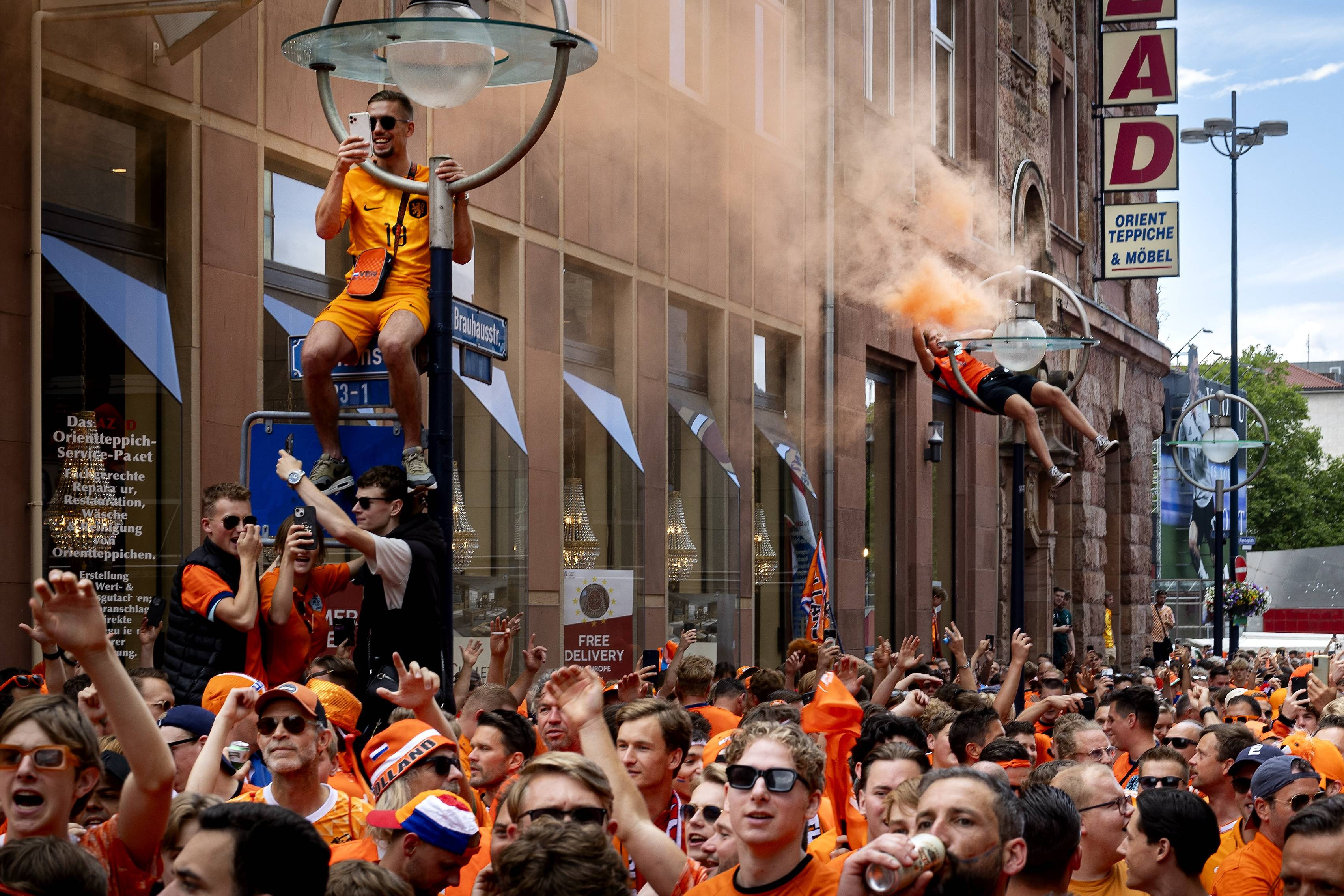Violenţe între suporterii englezi şi cei olandezi înaintea celei de-a doua semifinale de la EURO 2024. VIDEO