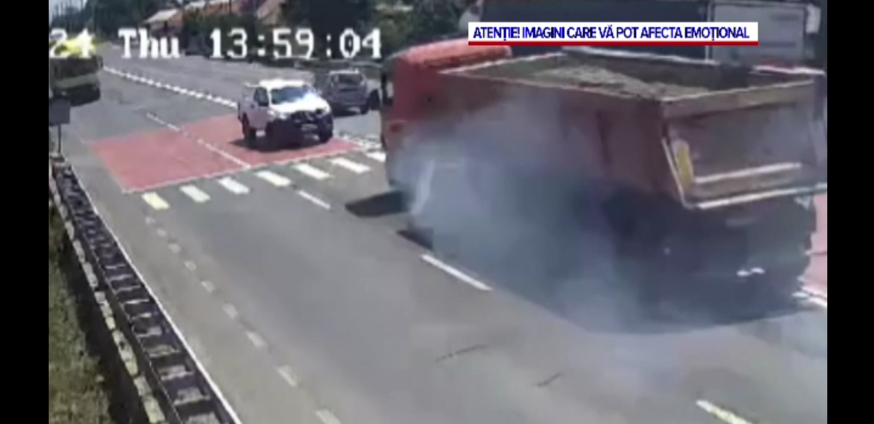 Accident teribil în Dolj. Un camion scăpat de sub control s-a izbit de două mașini. Camerele au surprins momentul